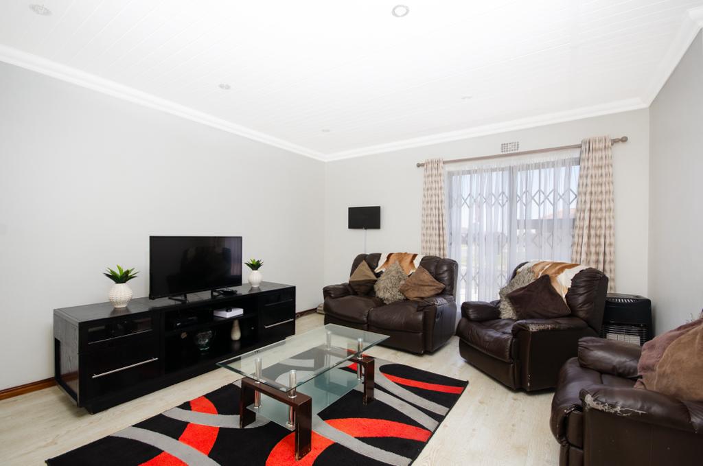 3 Bedroom House in Hagley, Kuils River For Sale for R 1,600,000 2204621