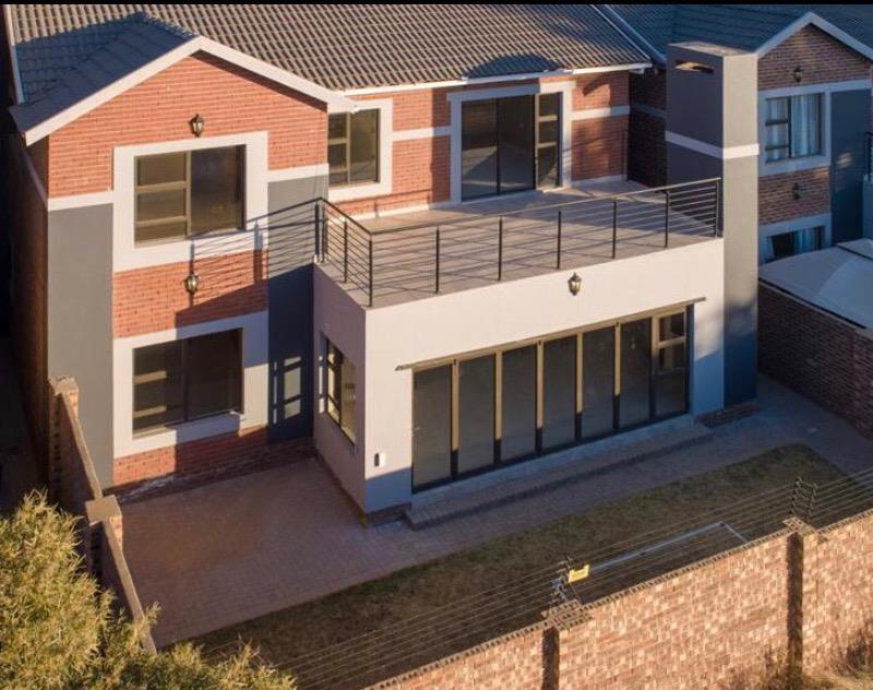 4 Bedroom Townhouse For Sale in Heuwelsig 2008202 MyProperty