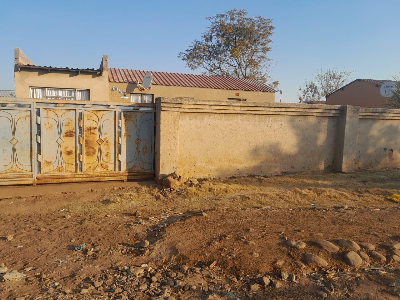 Spacious Palmridge House for Sale Roomy Garage, Close to Amenities