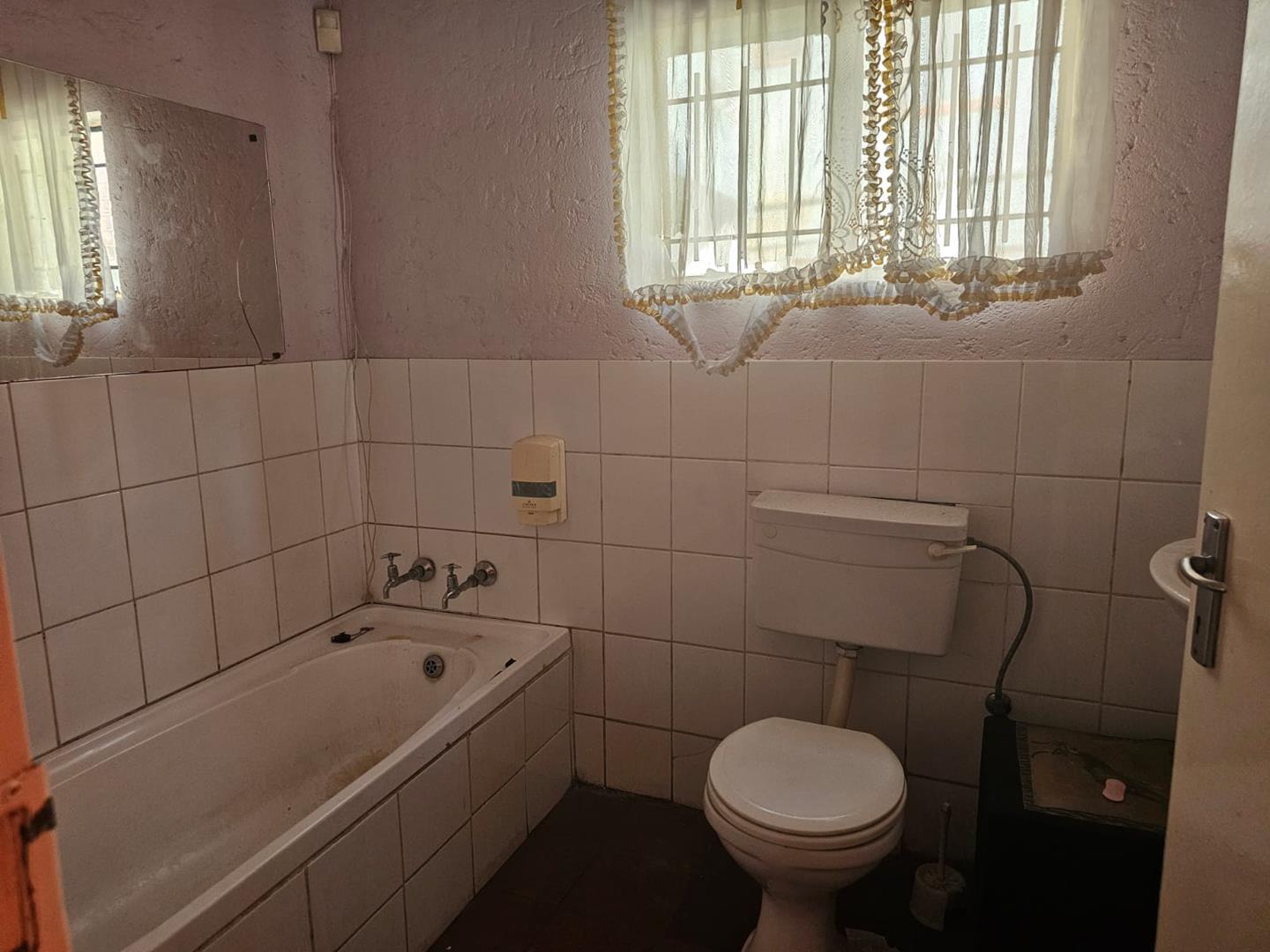 4 Bedroom Mixed Use in La Rochelle For Sale R3,000,000 2184280