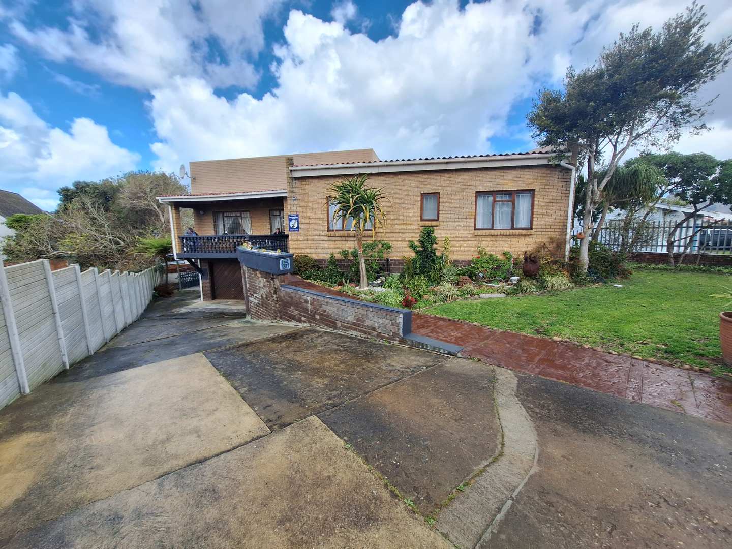 Spacious 4 Bedroom House for Sale in Kleinmond Central, with Separate