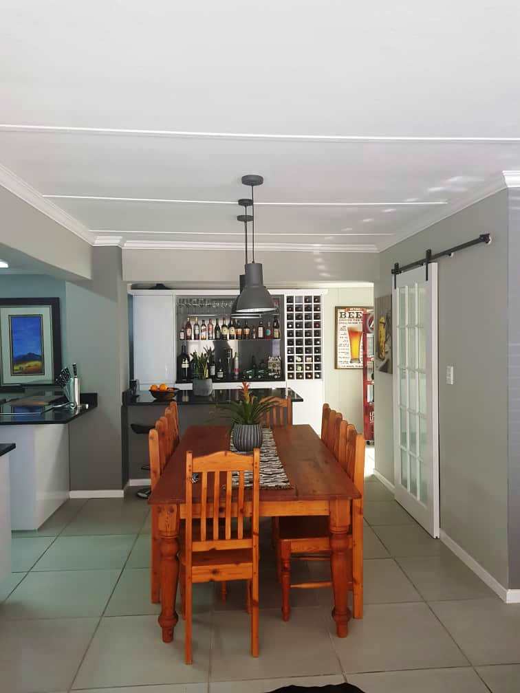 Open plan dining room - entertainment area - kitchen - BBQ and tv area