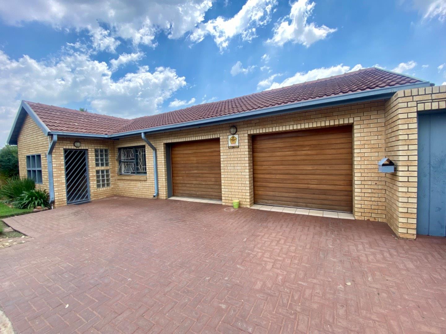 4 Bedroom House For Sale in Mackenzie Park for R1,695,000 2215669