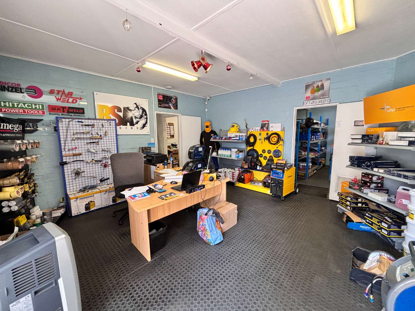 Industrial unit to rent in Montague Gardens with ample parking and