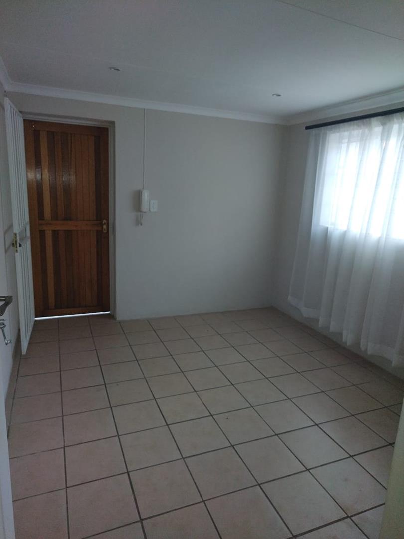 Cottage To Rent in Highlands North 1 bedroom, secure parking, close to