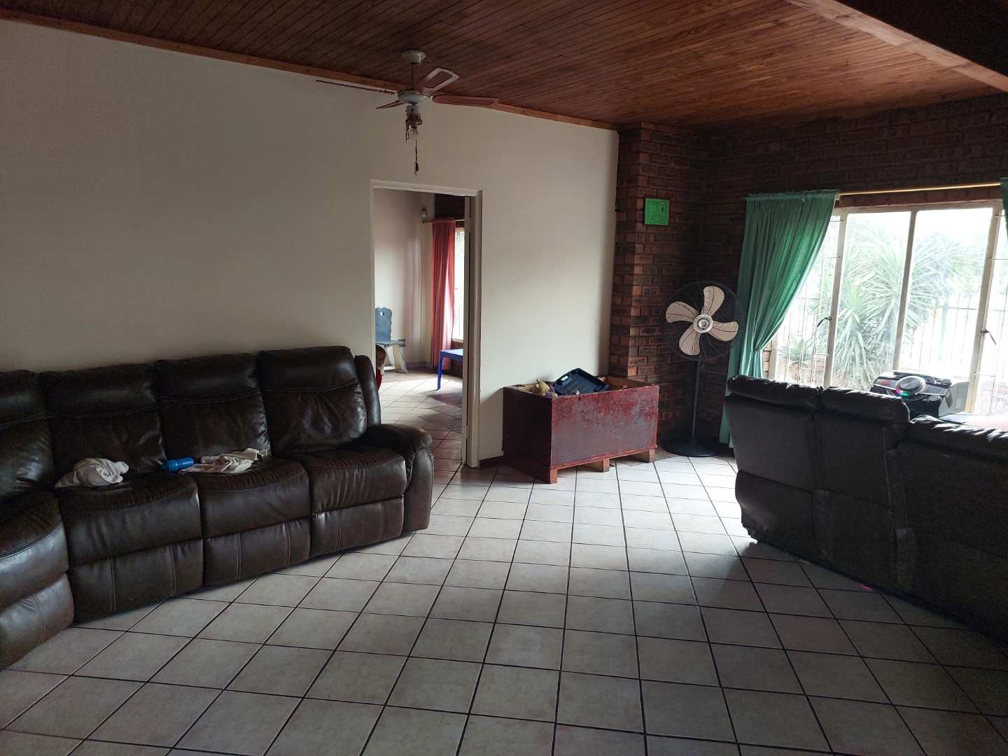 4 Bedroom House in Claremont, Pretoria For Sale for R 1,370,000 2192602