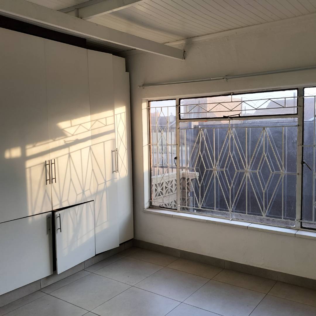 Actonville Apartment To Rent 2 bedrooms, secure parking, prepaid