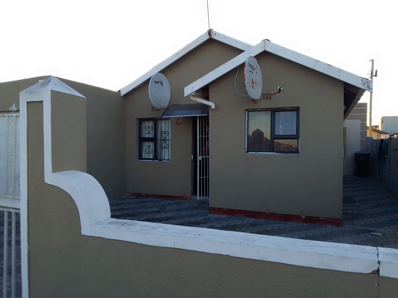 Ilitha Park House For Sale 2 Bedrooms, Garage, Two Flats, Near Schools