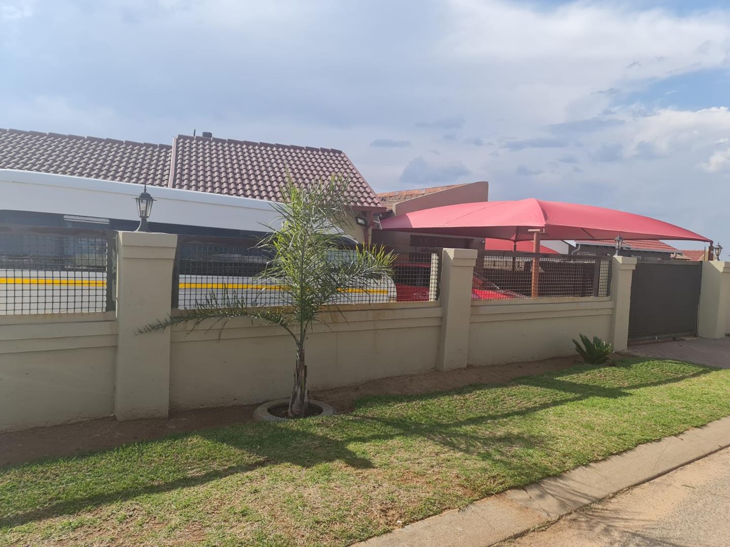 Charming House for Sale in Vosloorus with Spacious Garden & Garage