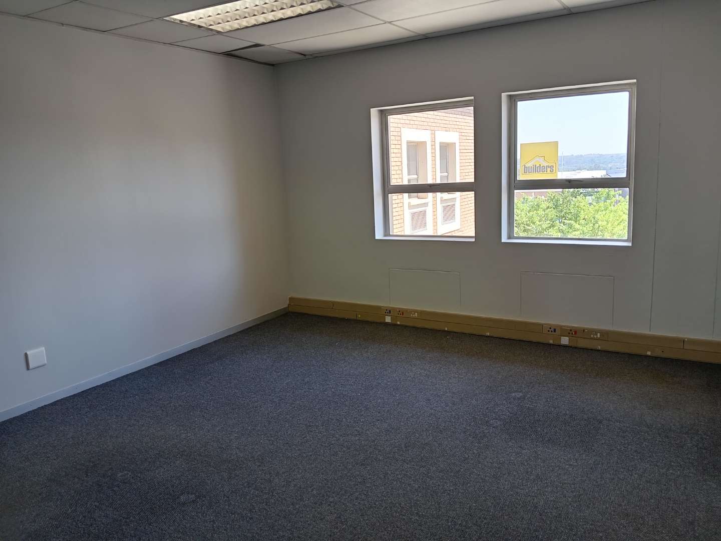 Office To Rent in Sunninghill 562m2, flexible layout, backup power