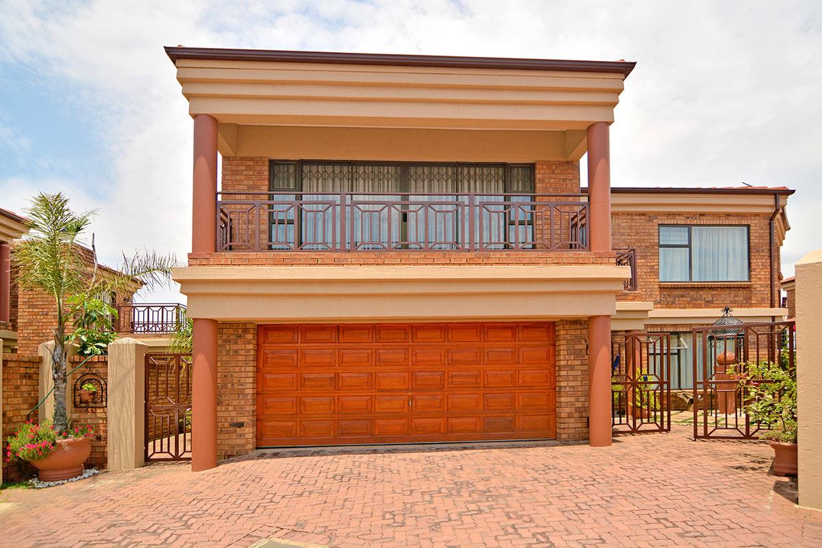 For Sale Spacious 5bedroom cluster in Bardene with pool and 24hour