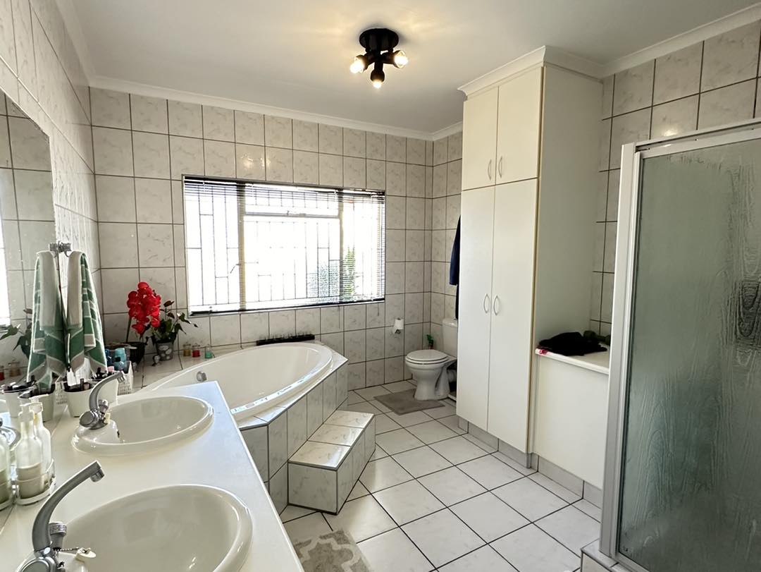 Suiderhof Gem 3Bed House with Pool, Entertainment Area, Triple Garage