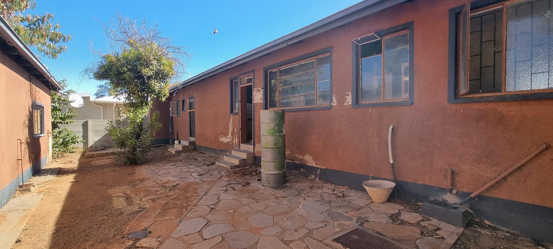 Spacious 3Bedroom House with Flatlet For Sale in Suiderhof 2191887