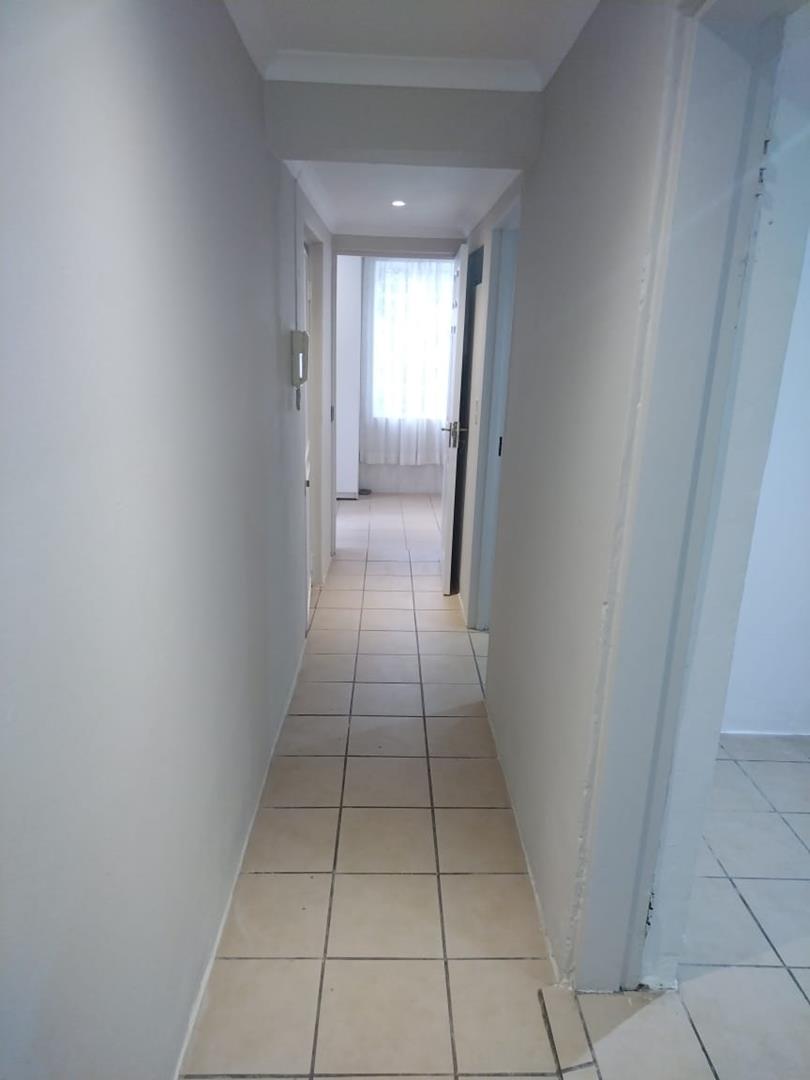 Cottage To Rent in Highlands North 1 bedroom, secure parking, close to