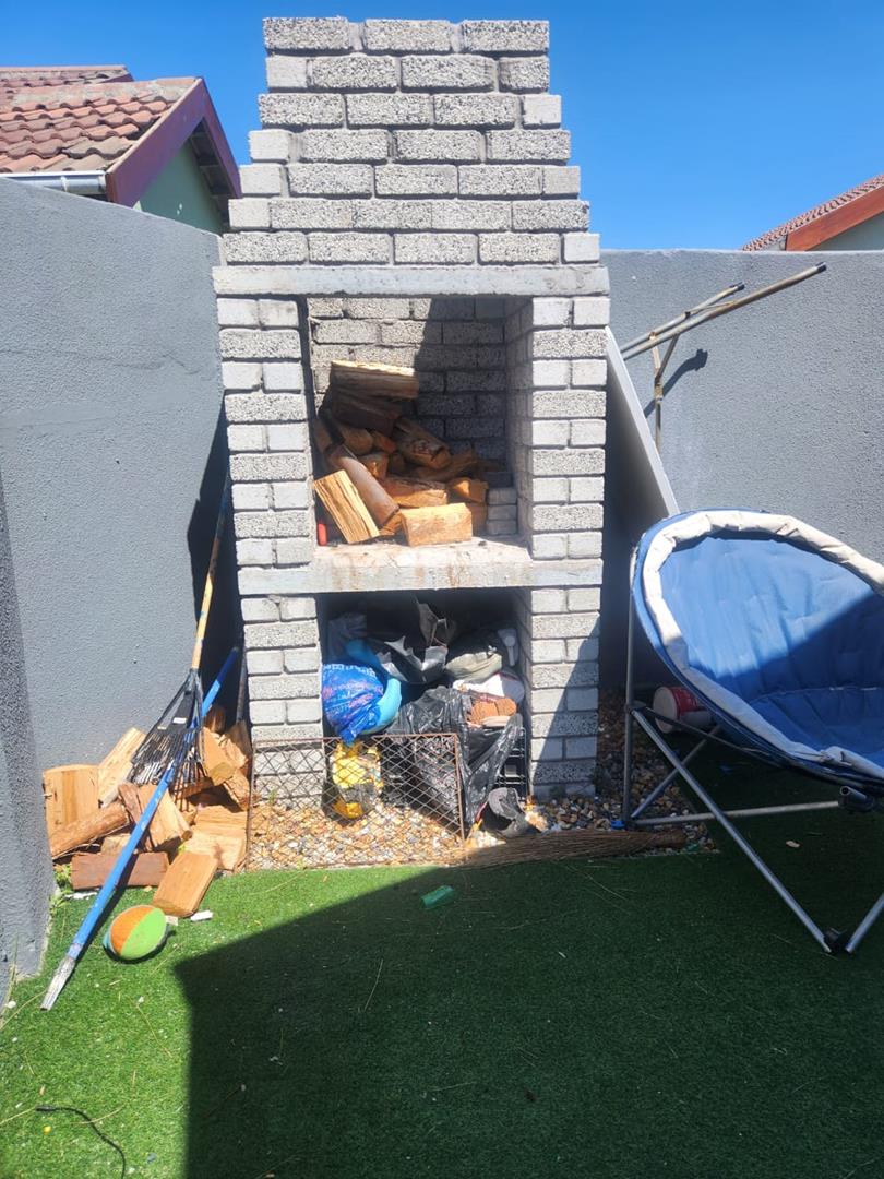 Montclair House For Sale Spacious lounge, large kitchen, entertaining