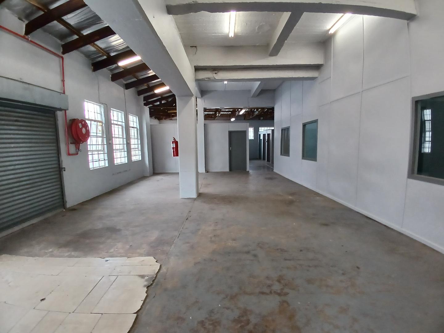 Industrial warehouse in Congella to rent with offices, kitchen, and