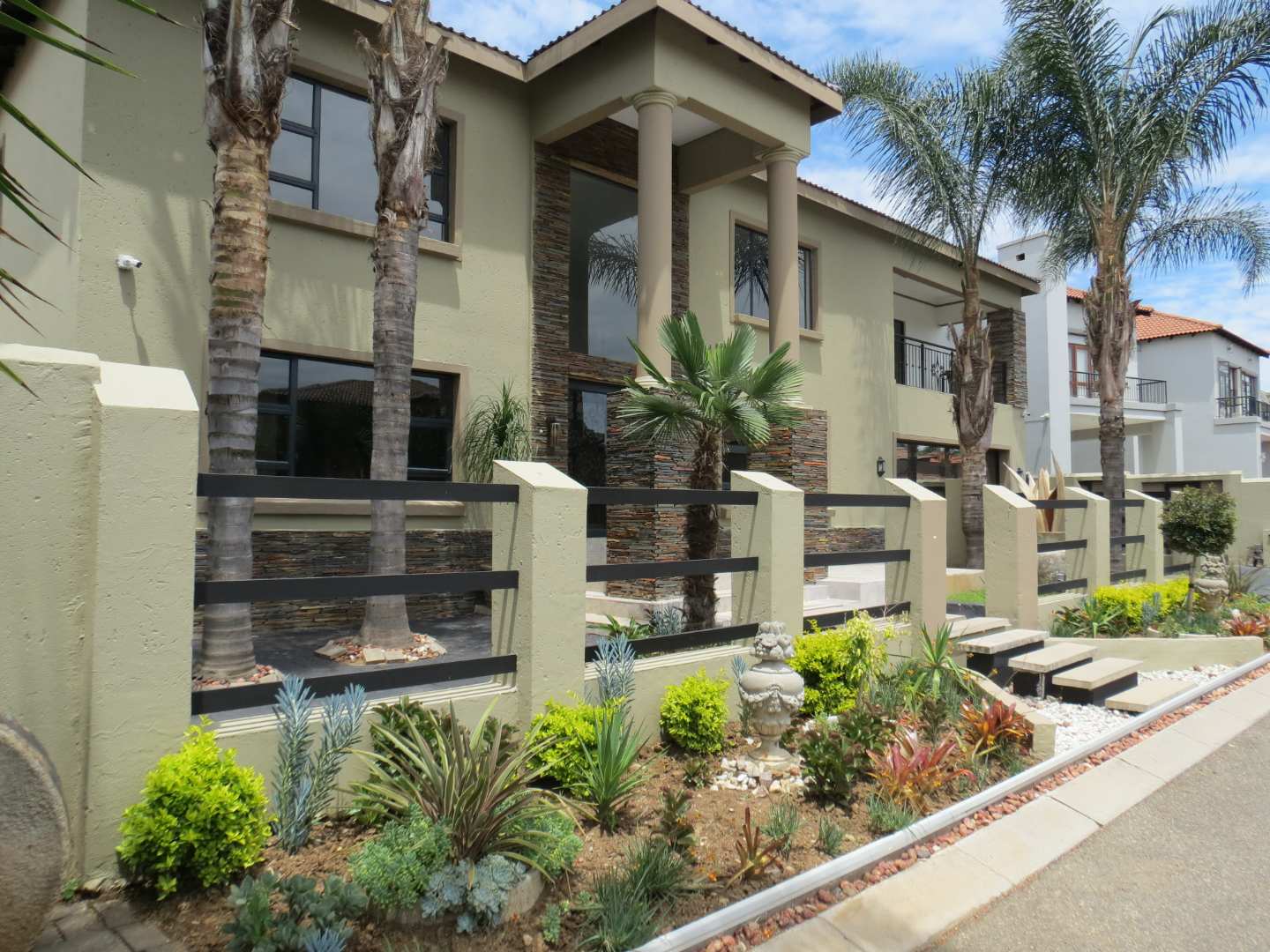 4 Bedroom House in Greenstone Hill Central For Sale R3,490,000 2214636