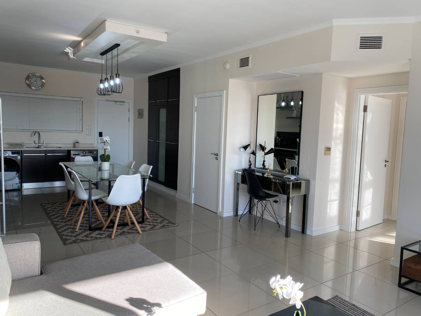 Sandown Apartment To Rent 2bed furnished unit with gym, pool, and