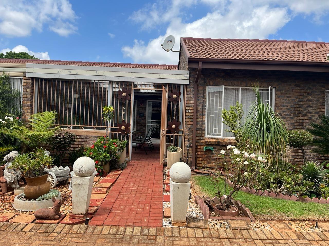 For Sale House in Clarina with 2 beds, garage, gardens, and community