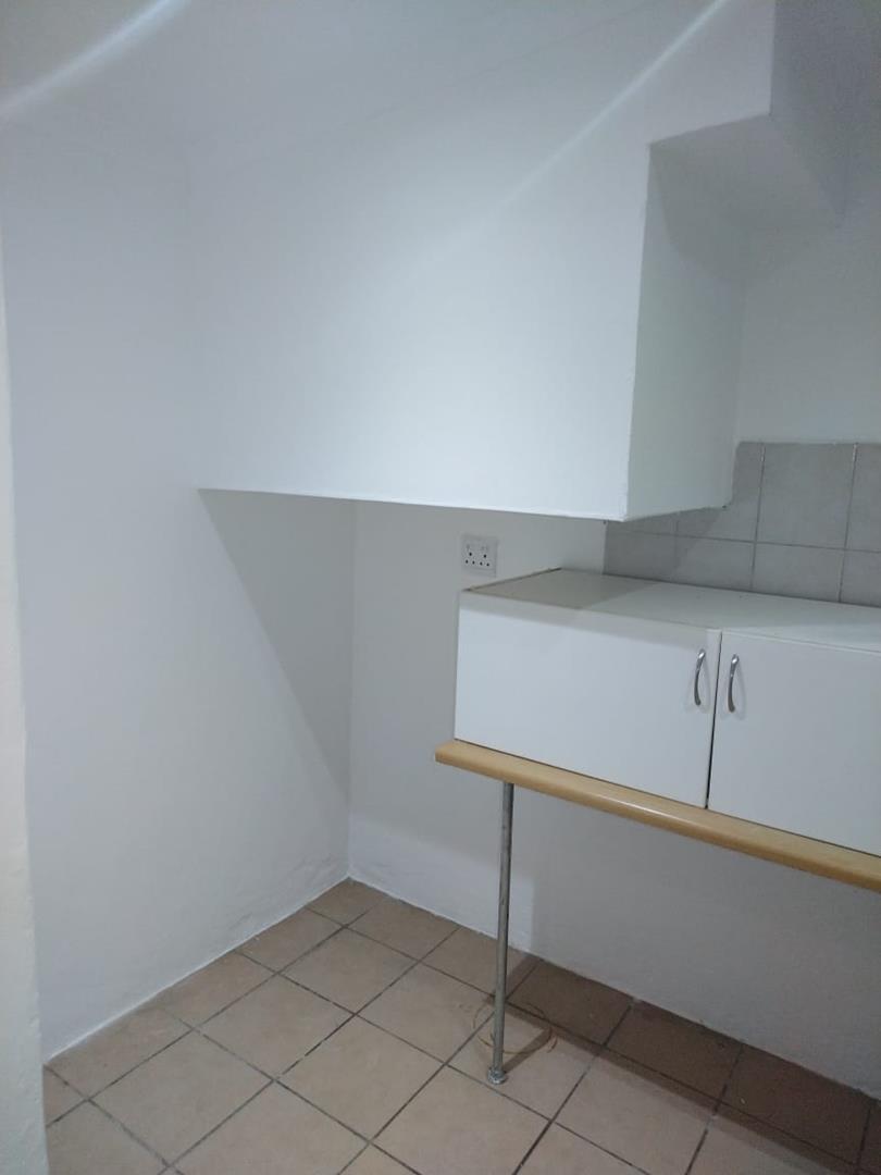 Cottage To Rent in Highlands North 1 bedroom, secure parking, close to