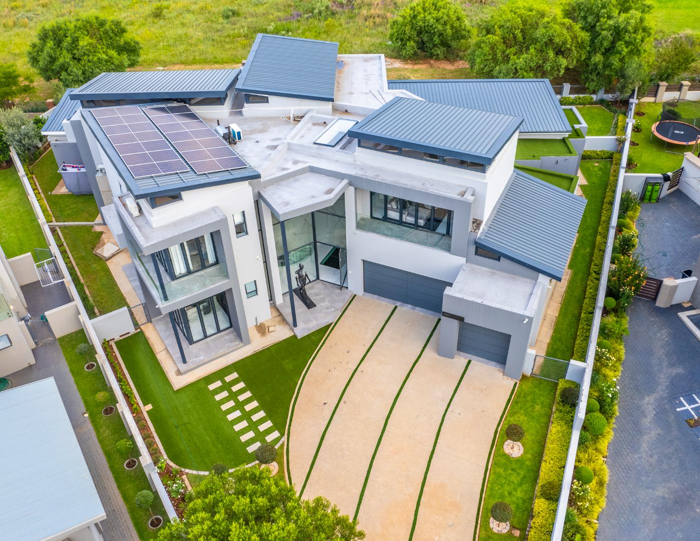 For Sale Elegant 4Bed House in Copperleaf Golf Estate with Theatre