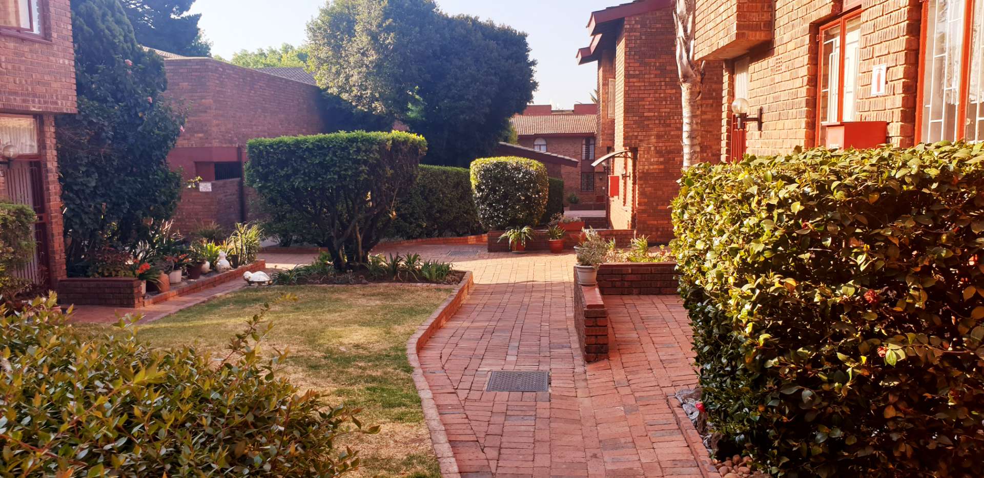 Modern Townhouse For Sale on The Hill Luxurious Features, Secure