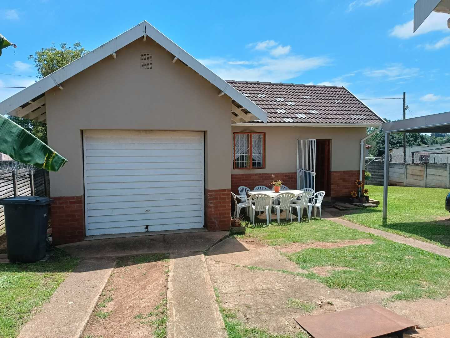 Charming House for Sale in Napierville with Modern Kitchen and Bachelor