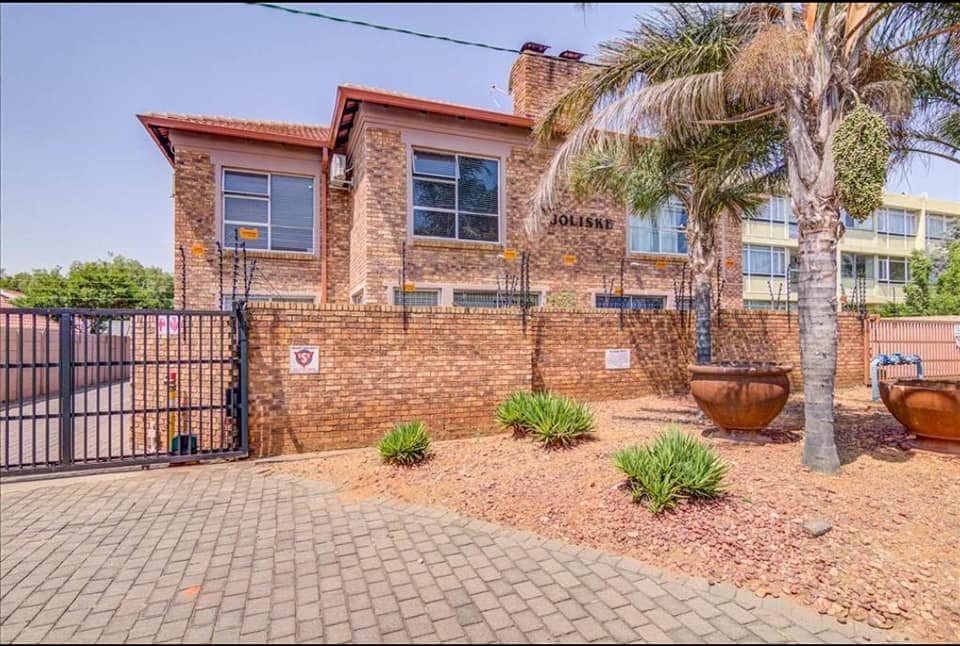 2 Bedroom Townhouse For Sale in Nimrod Park, 2 Nimrodpark. 2193744