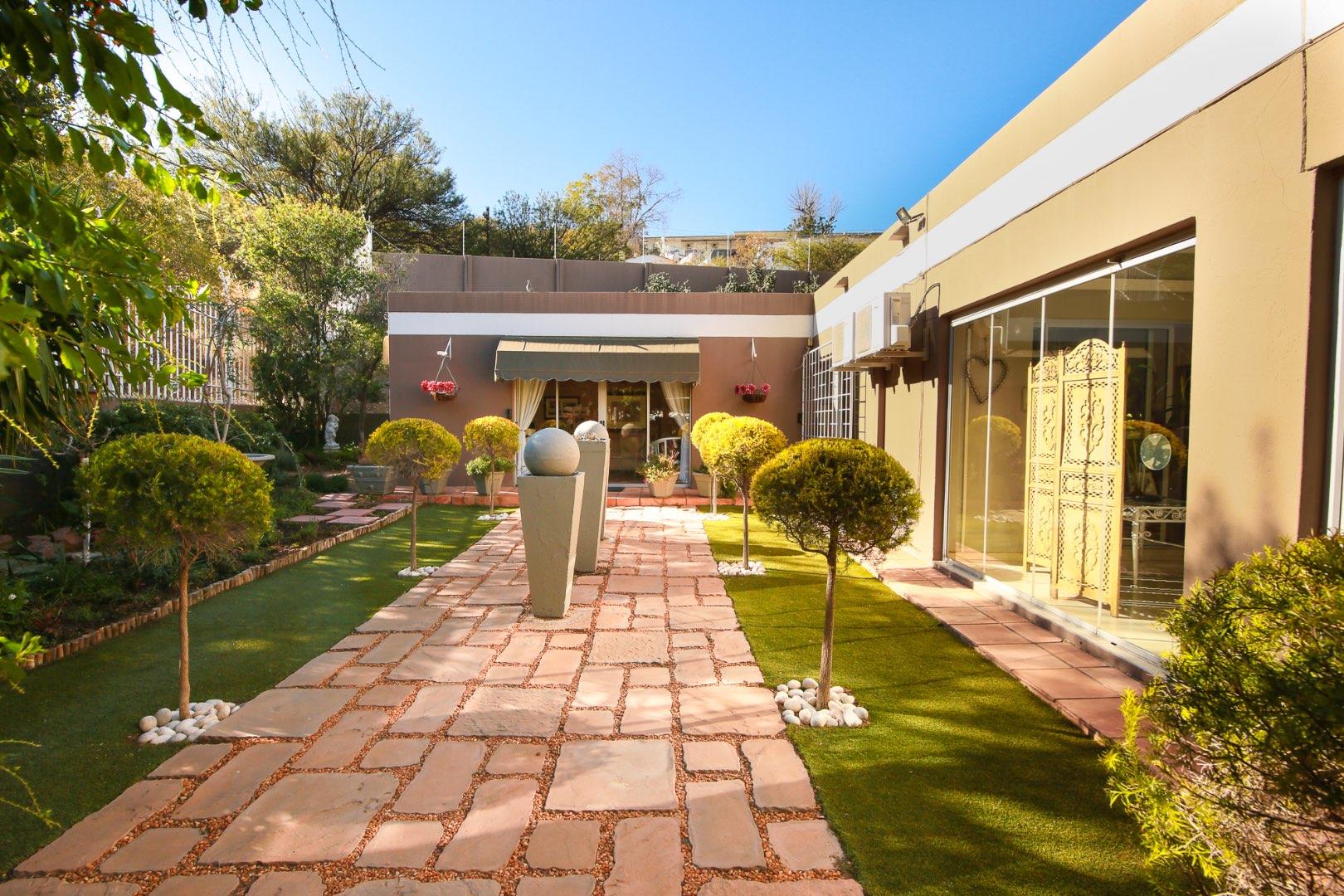 For Sale Klein Windhoek House with 4 beds, entertainment area, and home office 2155337