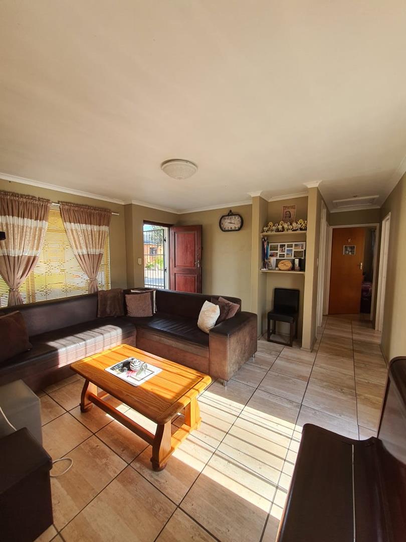 3 Bedroom House in Dennemere, Kuils River Sold for R 1,050,000 1974815