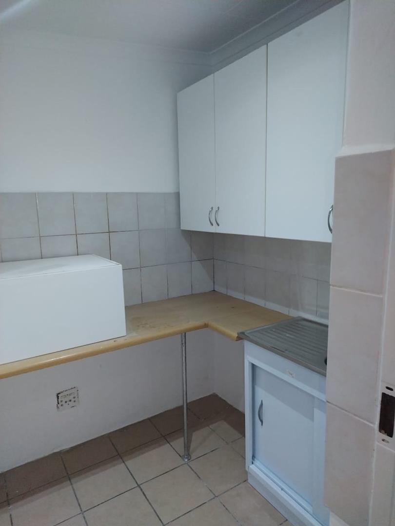 Cottage To Rent in Highlands North 1 bedroom, secure parking, close to