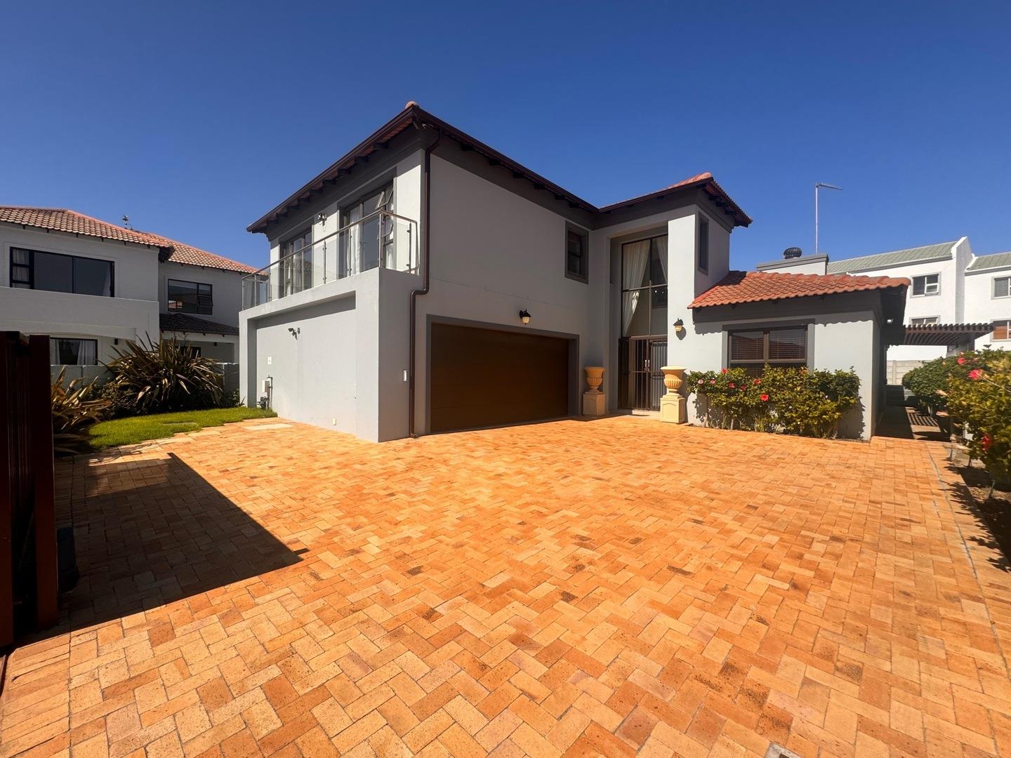 Big Bay Beachfront Gem 4BR House with Splash Pool, Braai Room, and Double Garage 2230973