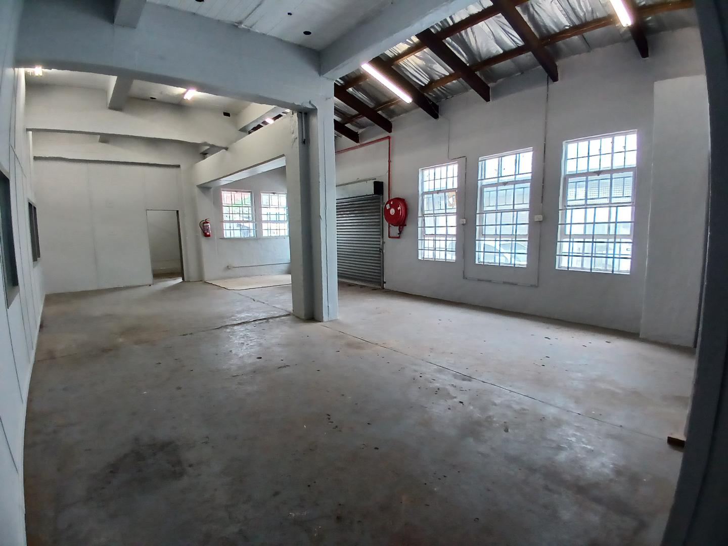 Industrial warehouse in Congella to rent with offices, kitchen, and
