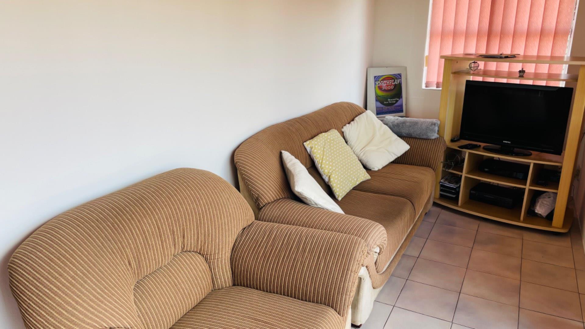 6 Bedroom House in Merebank, Durban For Sale for R 1,750,000 2197089