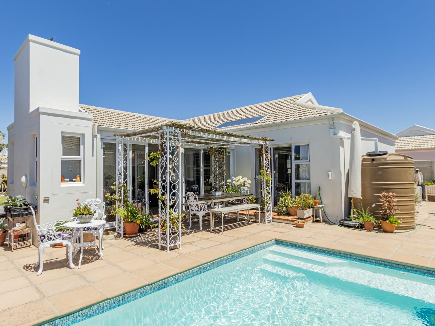 Modern House For Sale in Cape Farms with Spacious Living Areas 2090054