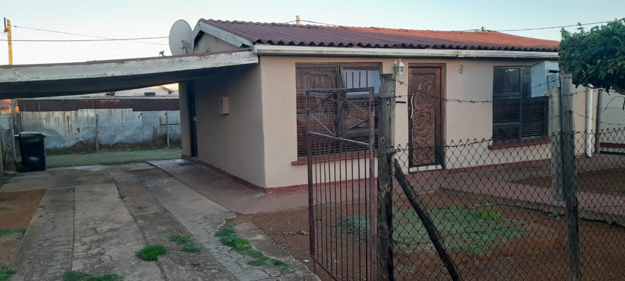 Charming 2Bedroom House in Kwanobuhle For Sale Spacious Kitchen