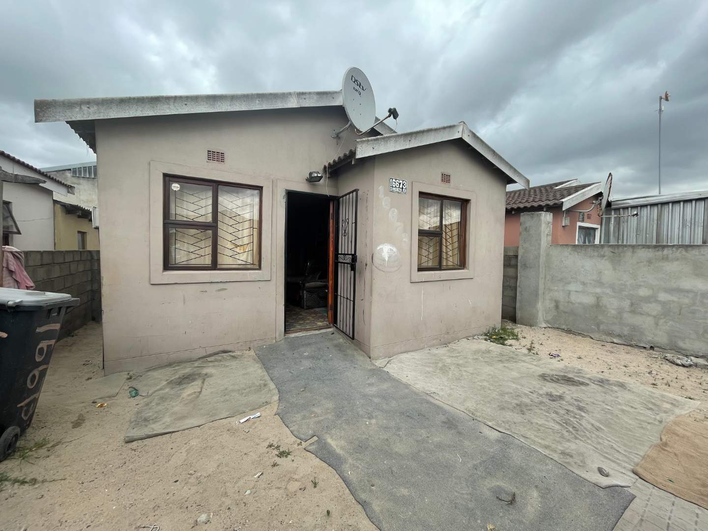 2 Bedroom House in Philippi, Mitchells Plain For Sale for R 250,000