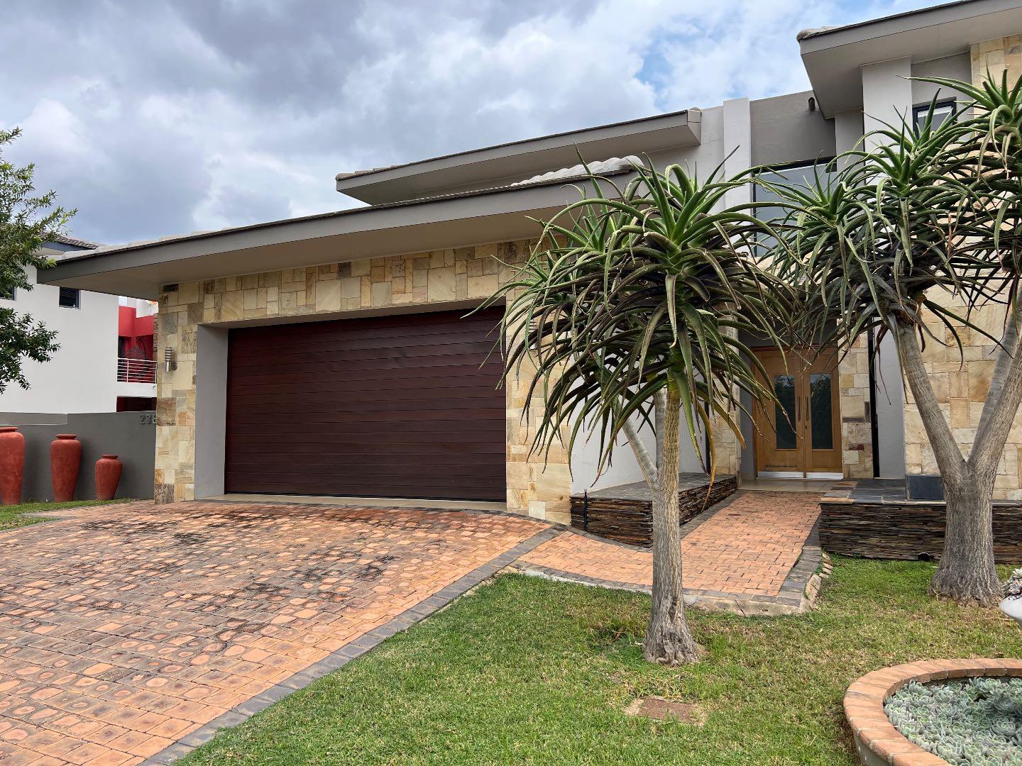 Modern 3Bed House in Lombardy Estate with Pool, Study & Scenic Views