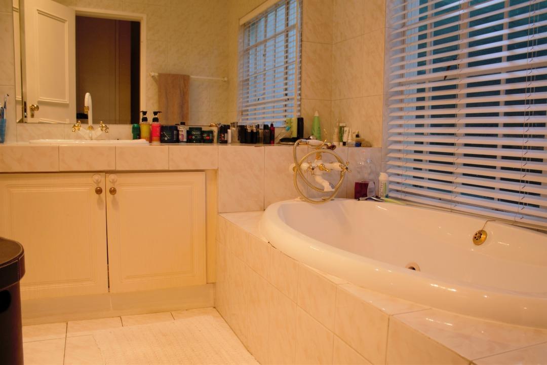 Lonehill House To Rent Spacious home with pool, cottage feel, and