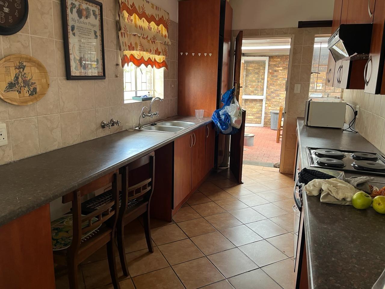 For Sale House in Clarina with 2 beds, garage, gardens, and community