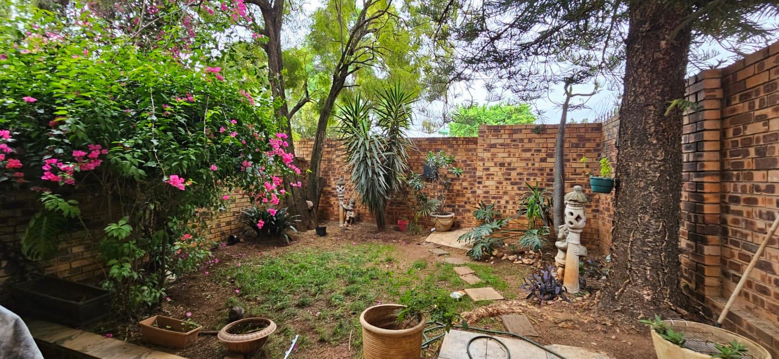 3 Bedroom Townhouse To Rent in Lombardy East, 78 King Edward Rd