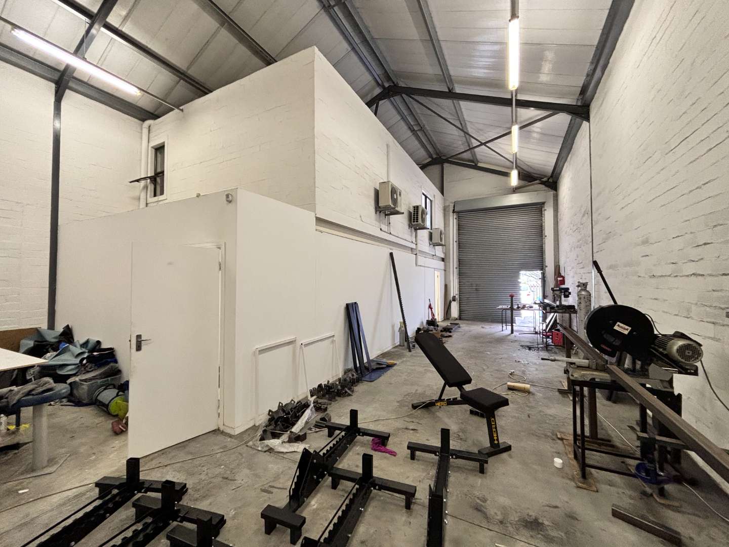 Industrial units to rent in Montague Gardens with secure access and