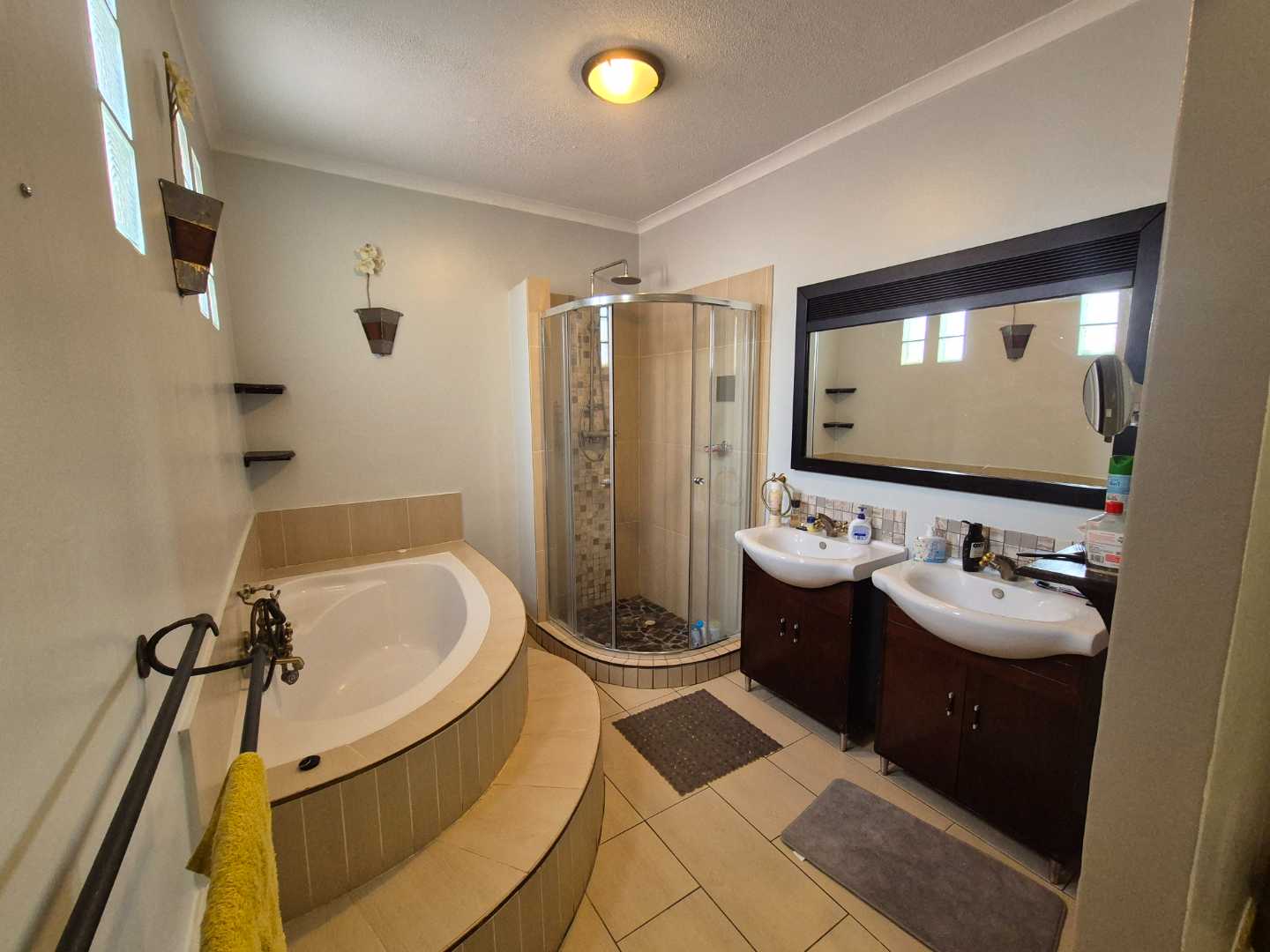 Spacious Pioniers Park house with pool, double garages, and fireplace