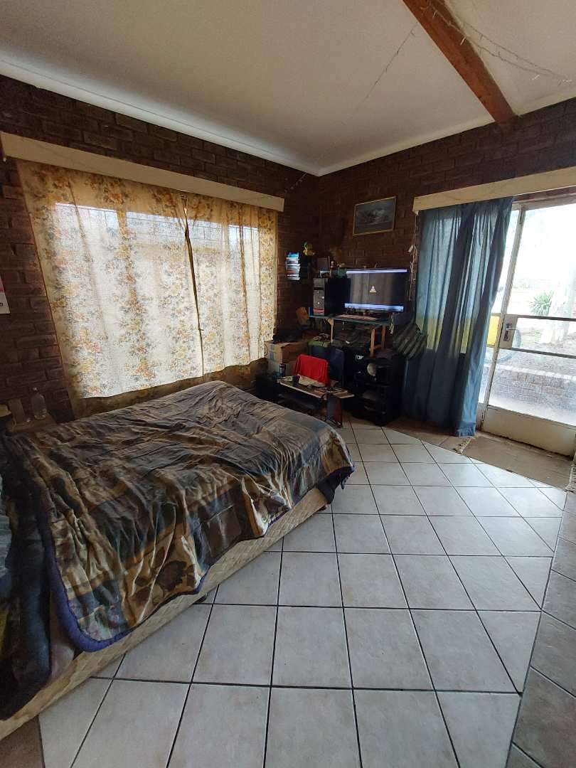4 Bedroom House in Claremont, Pretoria For Sale for R 1,370,000 2192602