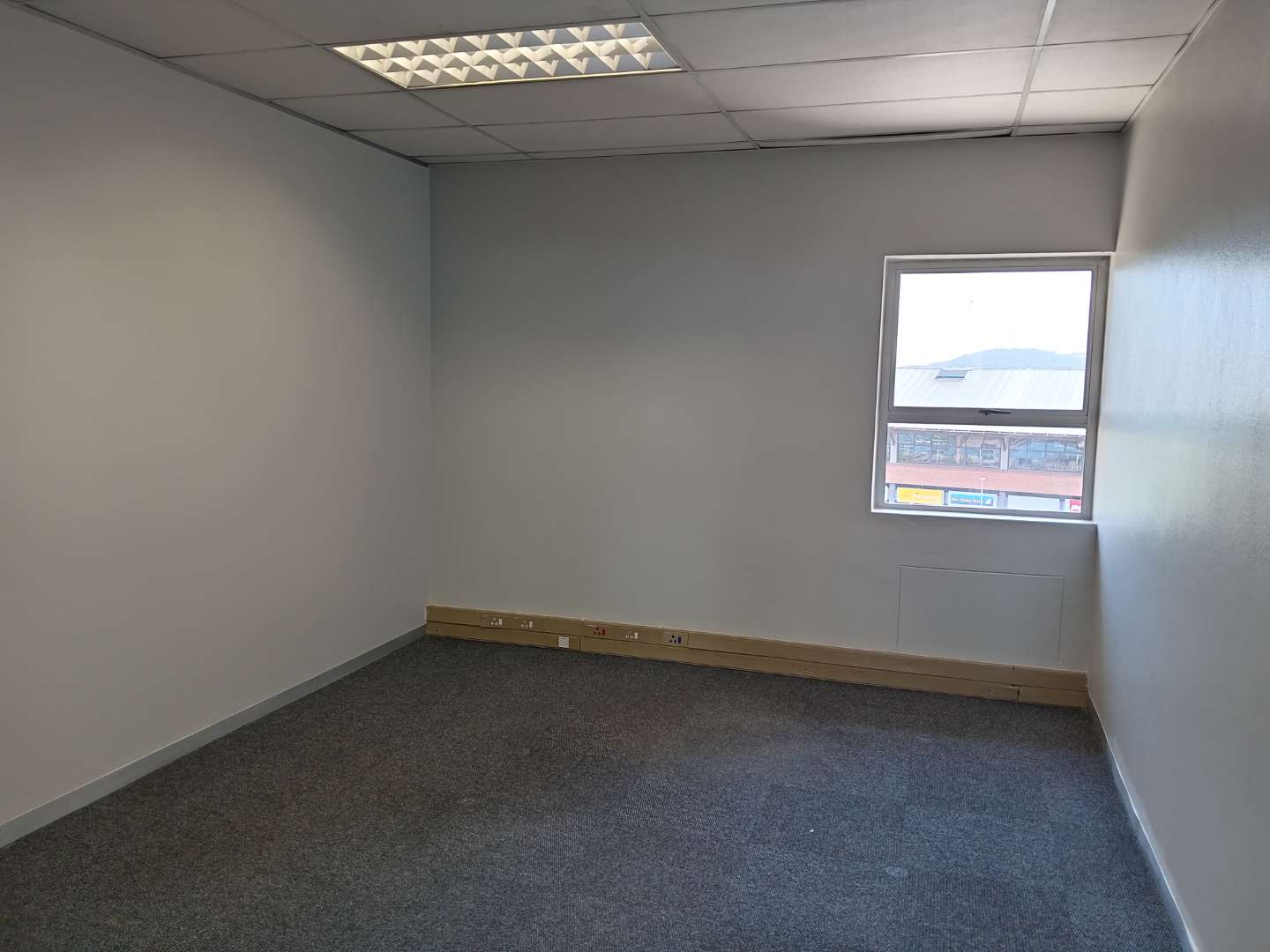 Office To Rent in Sunninghill 562m2, flexible layout, backup power