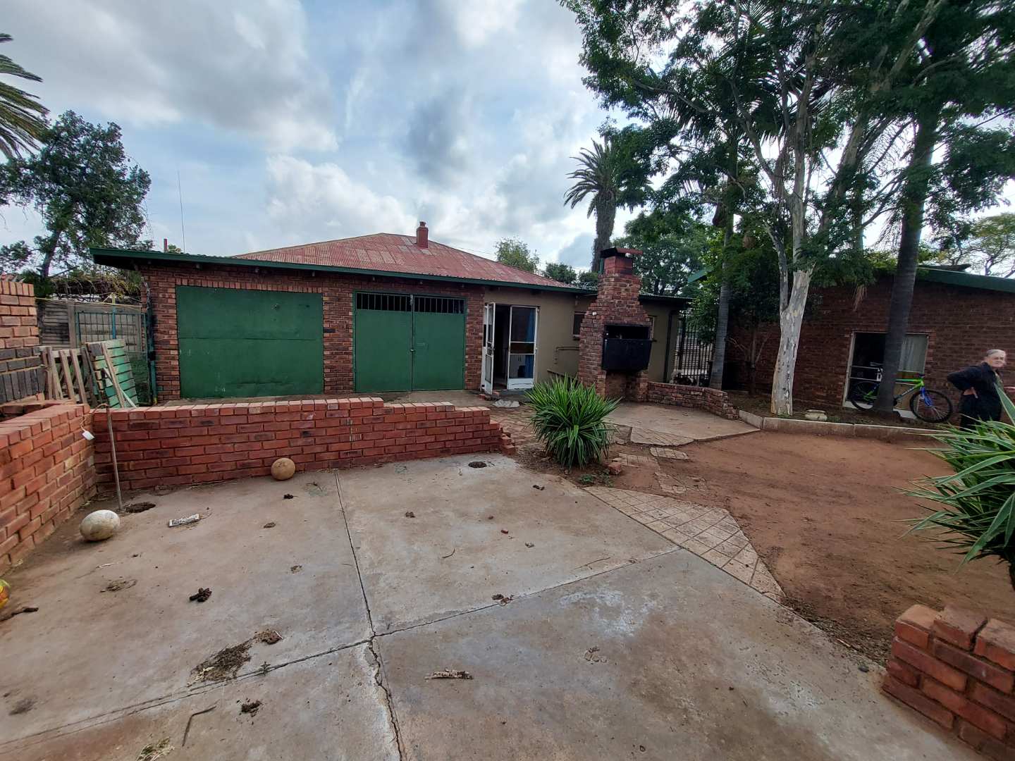 4 Bedroom House in Claremont, Pretoria For Sale for R 1,370,000 2192602
