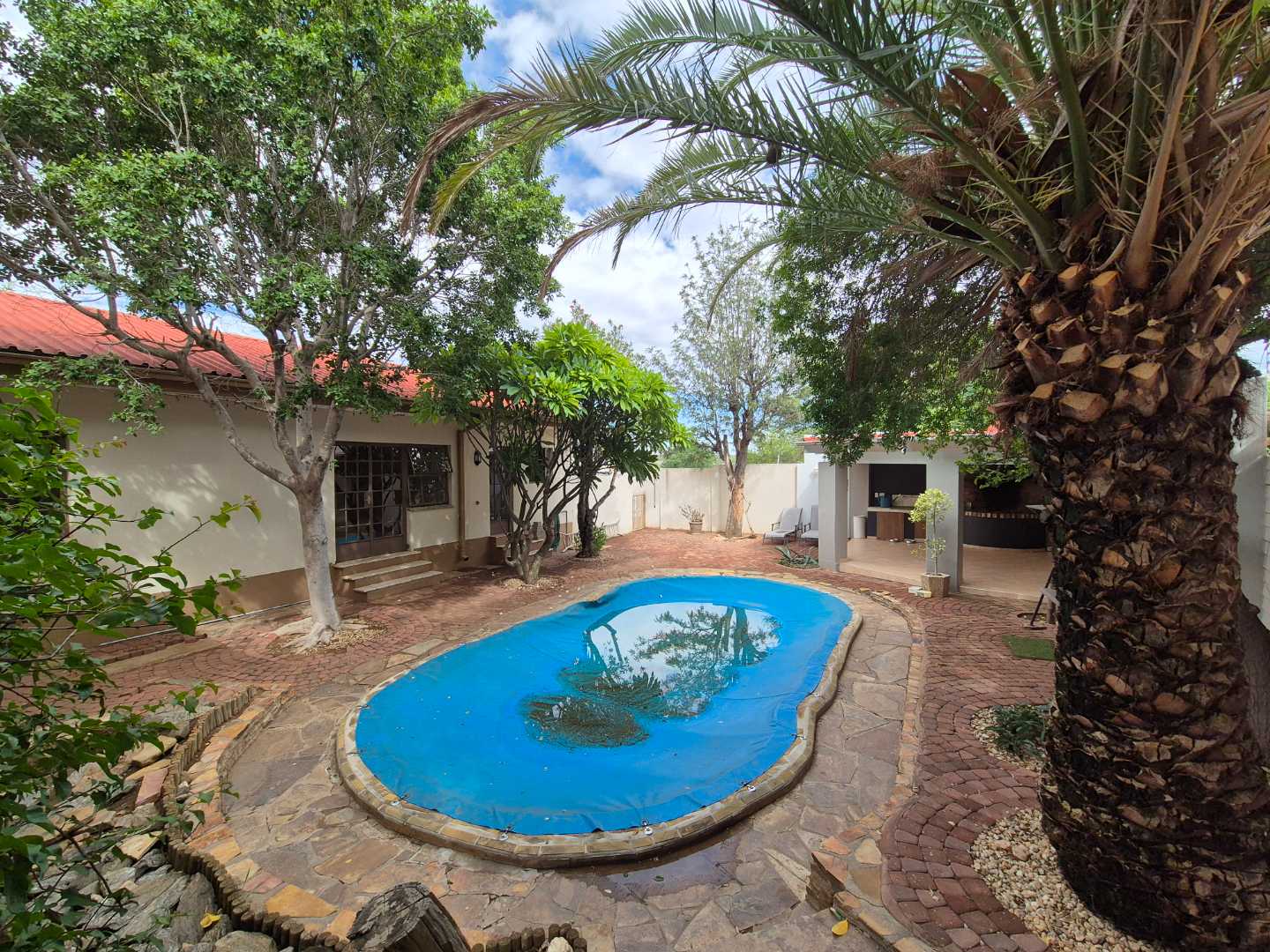 Spacious Pioniers Park house with pool, double garages, and fireplace