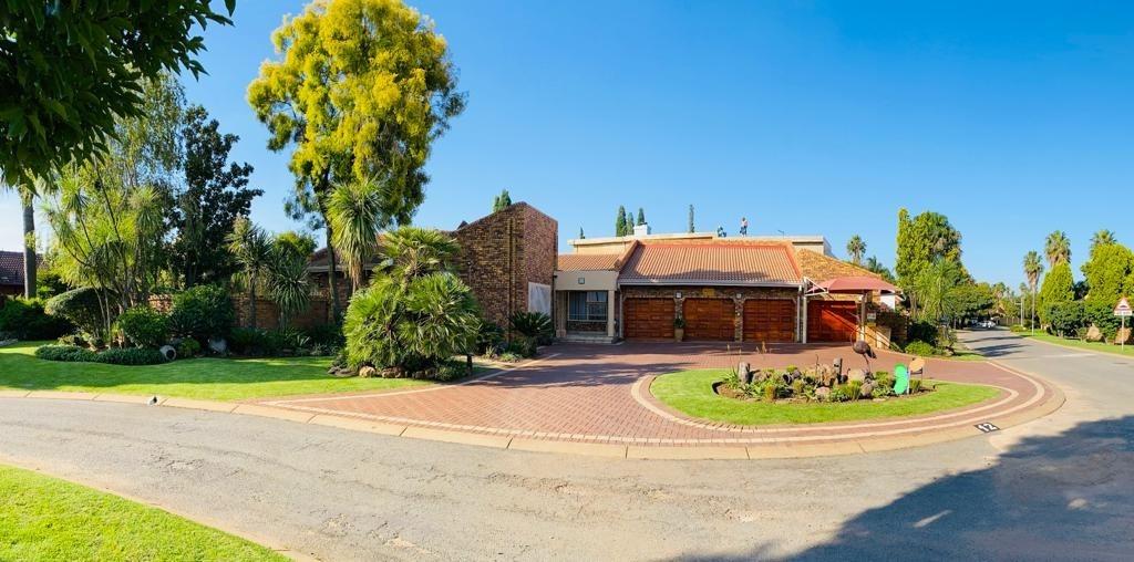 Luxurious Family Home For Sale in Sunward Park Village, Boksburg