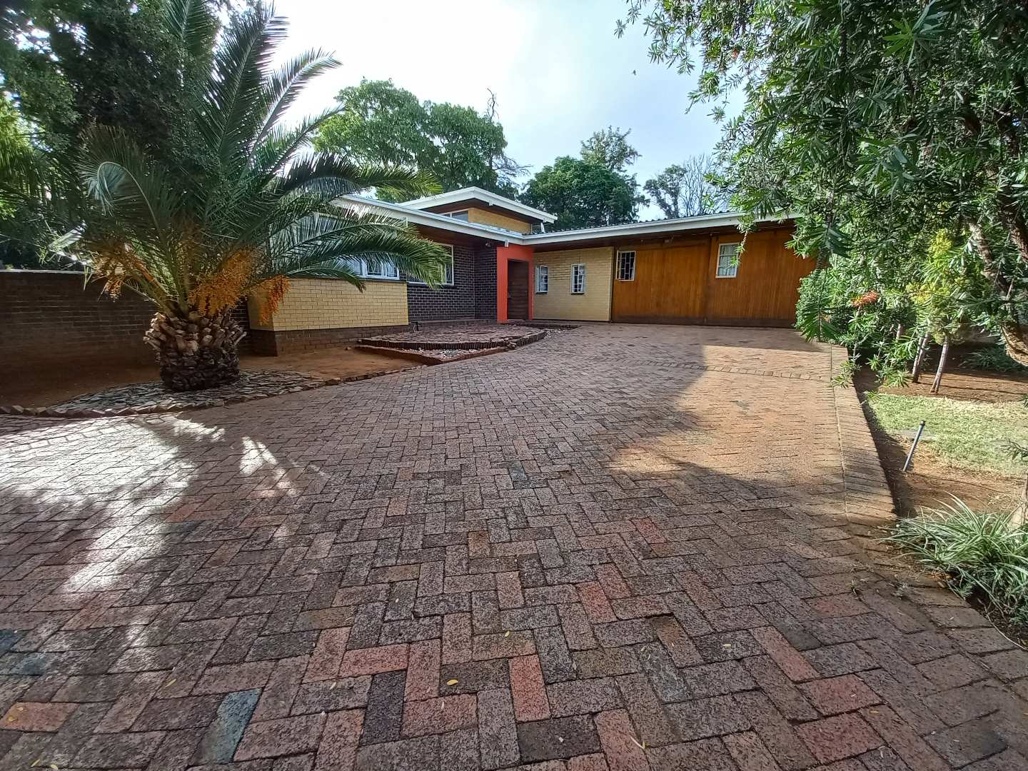 House For Sale in Universitas