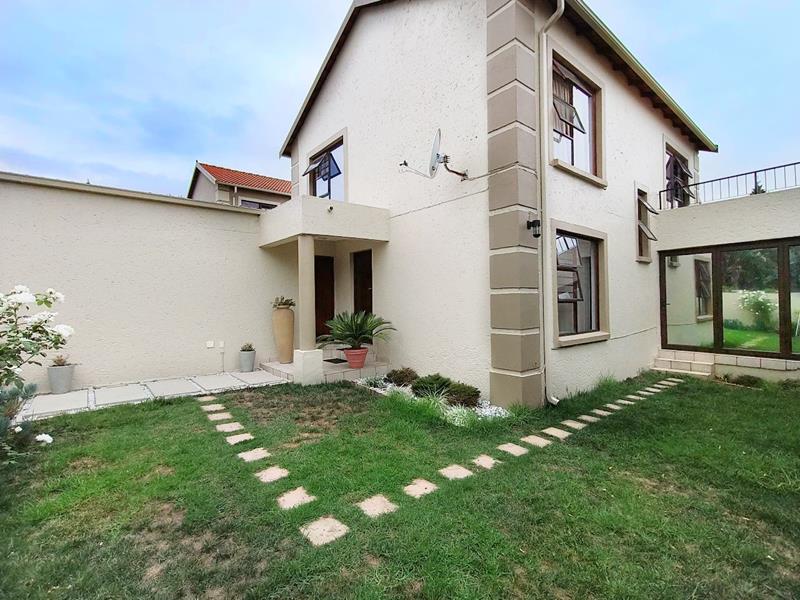 3 Bedroom Cluster in Douglasdale, Sandton Rental Monthly for R 17,500